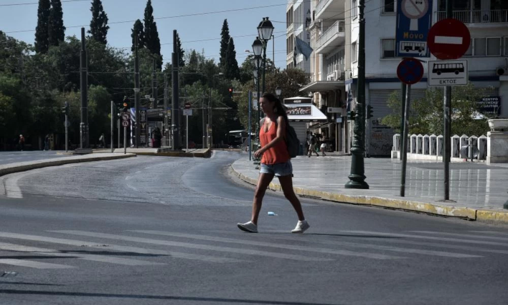 Δεκαπενταύγουστος στην Αθήνα: Άδειοι δρόμοι, έρημη πόλη (εικόνες)